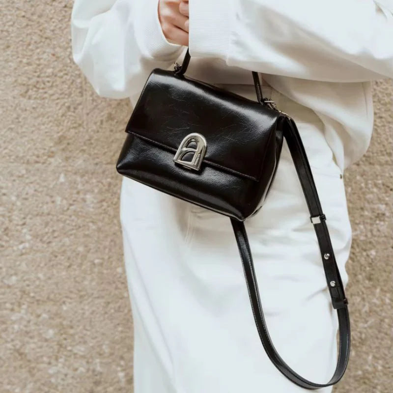 Bolsa Tiracolo Feminina em Couro Preto - Essence