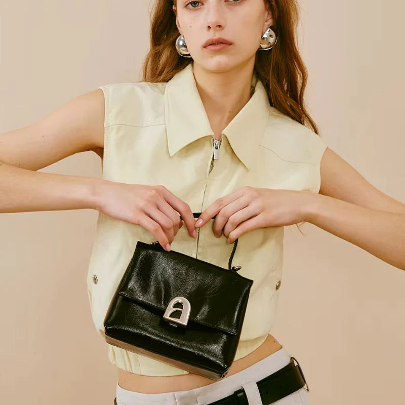 Bolsa Tiracolo Feminina em Couro Preto - Essence