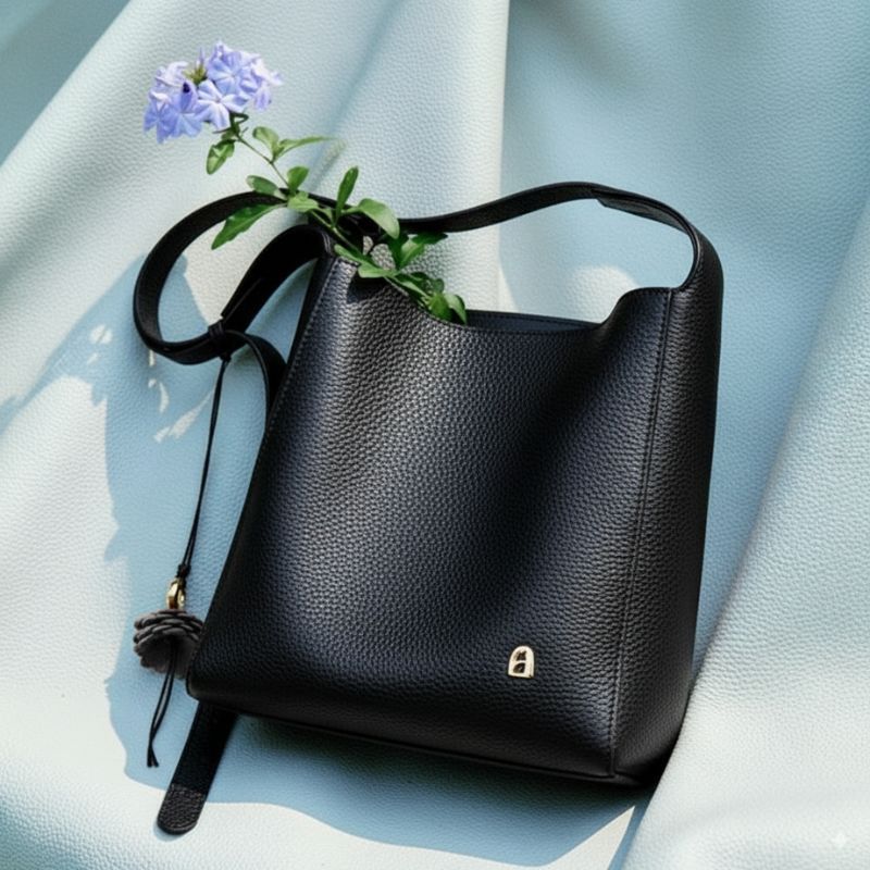 Bolsa Tote Amélie Pequena em Couro Preto