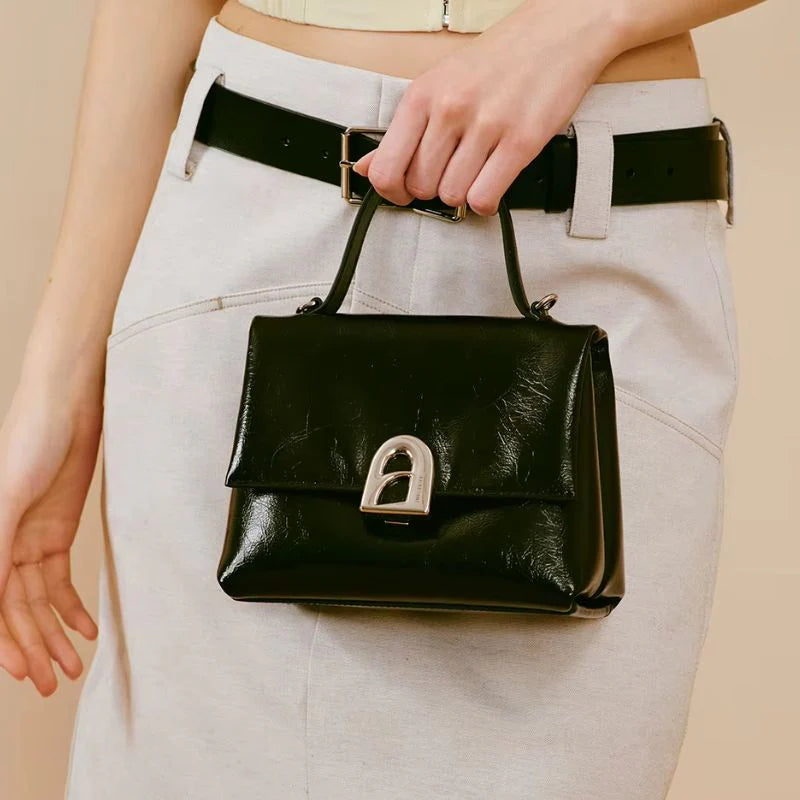 Bolsa Tiracolo Feminina em Couro Preto - Essence