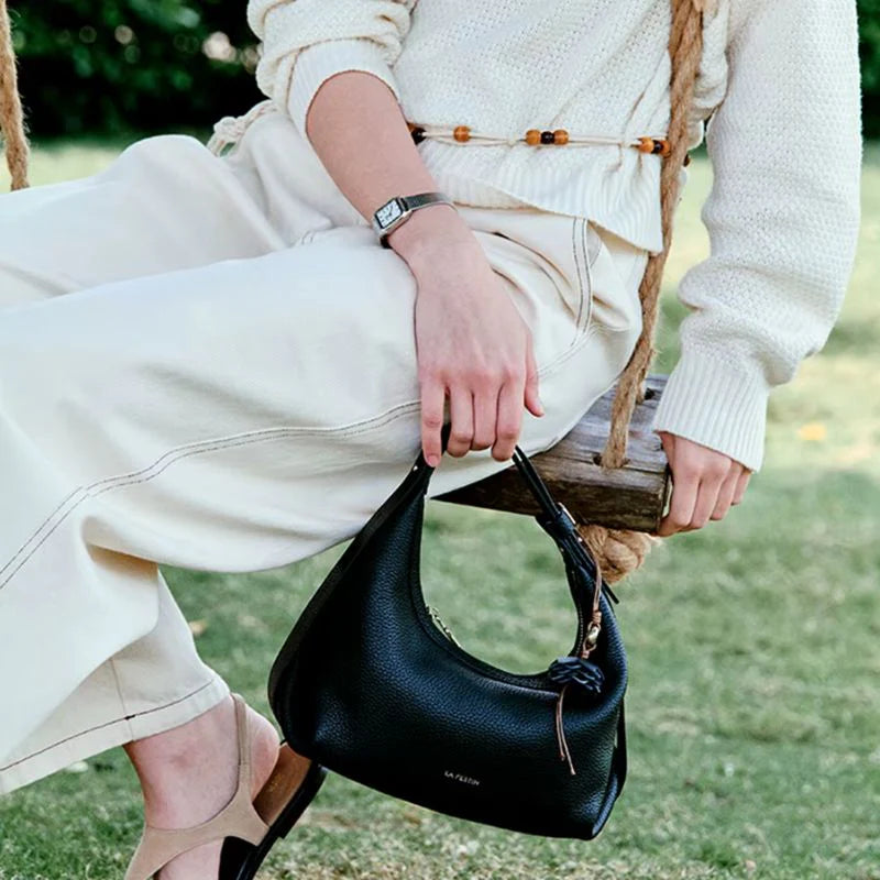 Bolsa de Couro Preto Feminina Meia Lua Naomi Transversal